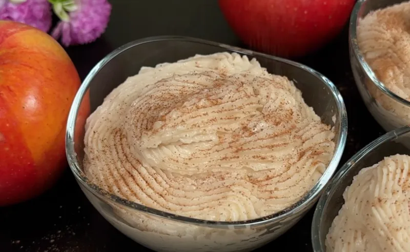 Rudens obuolinis desertas per 5 minutes: trinu obuolius blenderiu ir sumaišau su grietinėle