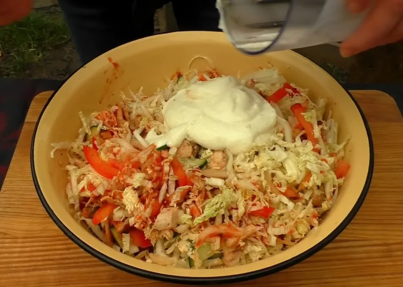 Salotos „šaurma lėkštėje“ su tuo pačiu padažu – minkšta vištiena apelsininiame marinade ir traškios daržovės