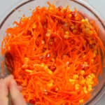 Vitaminingos morkų salotos su granatais ir kukurūza — nedaug produktų, ryškus skonis
