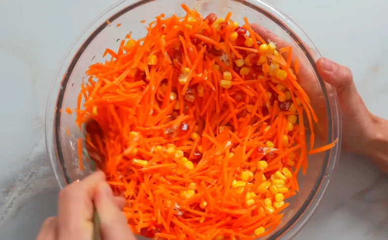 Vitaminingos morkų salotos su granatais ir kukurūza — nedaug produktų, ryškus skonis