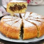Aromatingas datulių pyragas keptuvėje – minkštas ir tirpstantis kaip iš konditerijos