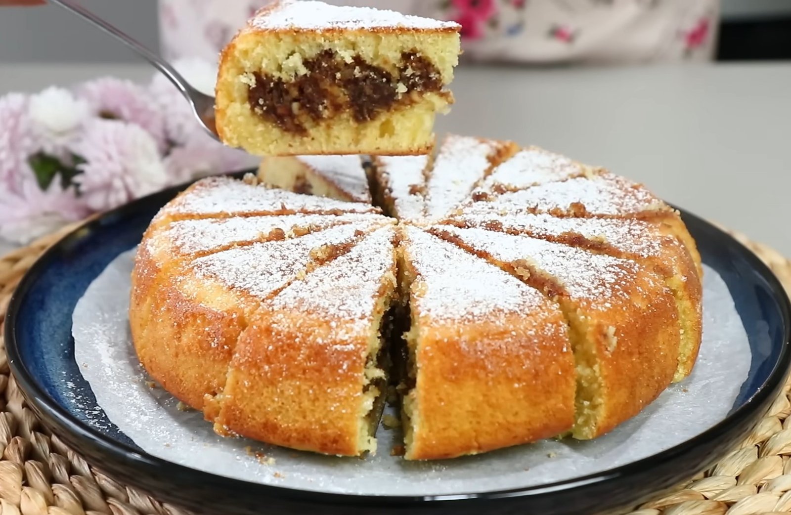 Aromatingas datulių pyragas keptuvėje – minkštas ir tirpstantis kaip iš konditerijos