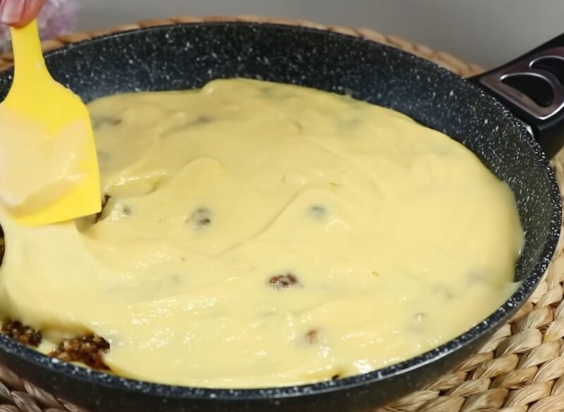 Aromatingas datulių pyragas keptuvėje – minkštas ir tirpstantis kaip iš konditerijos