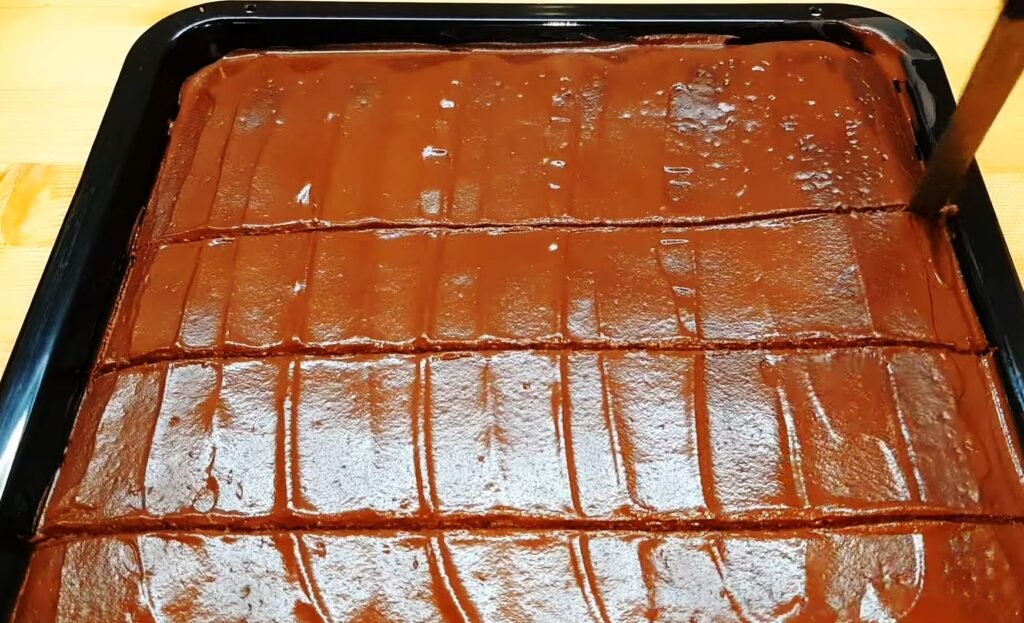 Didelis šokoladinis pyragas prie arbatos visai šeimai — greitai ir be vargo