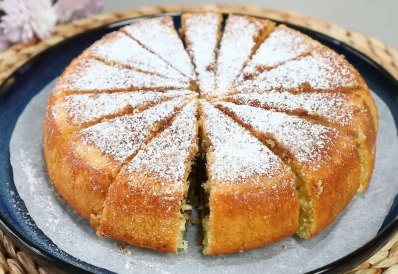 Aromatingas datulių pyragas keptuvėje – minkštas ir tirpstantis kaip iš konditerijos