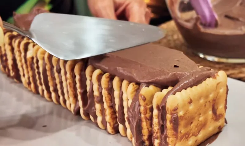 Vos 180 g sausainių ir 2 kiaušiniai — greitas, puošnus šokoladinis tortas namų susibūrimams