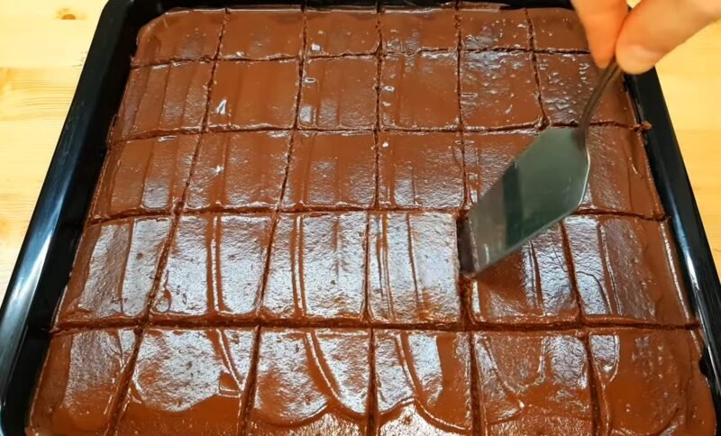 Didelis šokoladinis pyragas prie arbatos visai šeimai — greitai ir be vargo
