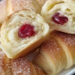 Rogalikai iš trapaus smėlinio tešlos — minkšti ir saldūs