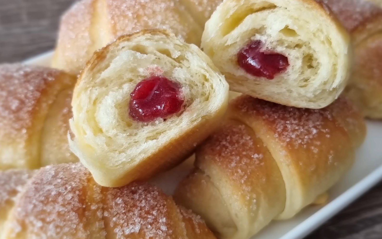 Rogalikai iš trapaus smėlinio tešlos — minkšti ir saldūs