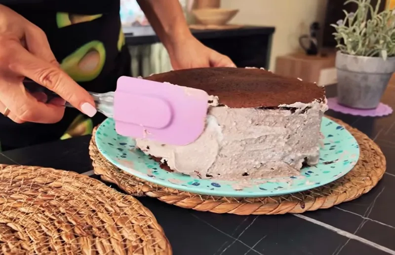 Minkštas blynų tortas „Zebra“ be kepamų lakštų — kremas išdėstomas juostomis šachmatine tvarka