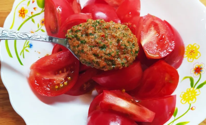 Vasarinė pomidorų užkandėlė be vargo — marinavimas 2 val., sultingi ir aromatingi pomidorai