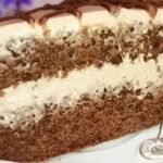 Minkštas biskvito tortas su paprastu šokoladiniu kremu — puikus desertas prie arbatos