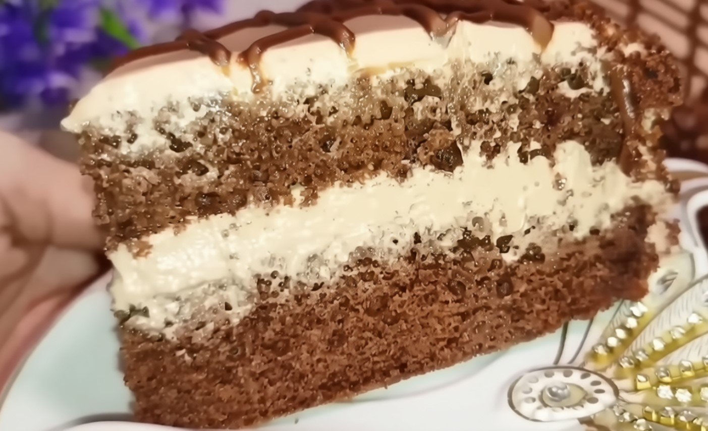Minkštas biskvito tortas su paprastu šokoladiniu kremu — puikus desertas prie arbatos