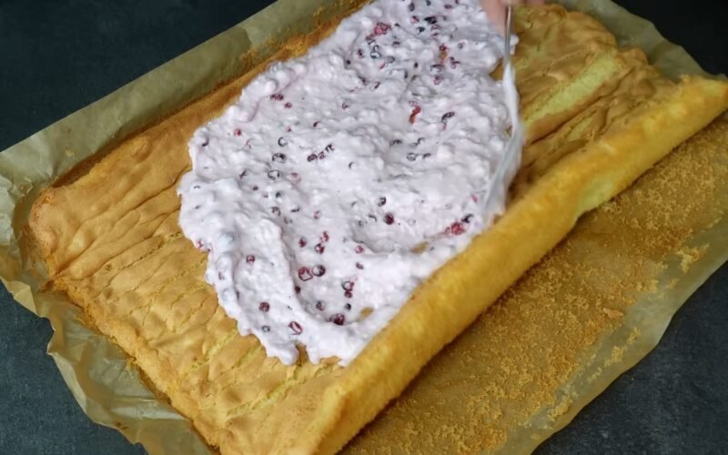 Vyniotinis „Uogelė“ — minkštas biskvitas su grietinėlės kremu ir bruknėmis