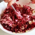 „Rožinis flamingas“ — burokėlių salotos su kreminiu sūriu ir česnaku
