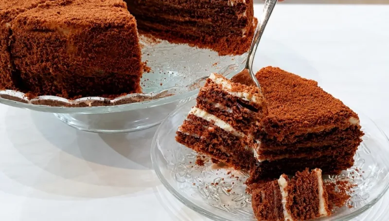 Tortas „Barkhatas“ su džemu ir kremu — senas patikrintas receptas