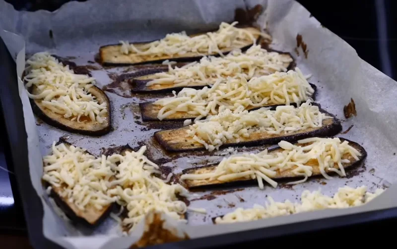Kepti baklažanai su sūriu orkaitėje — užkanda be papildomų riebalų