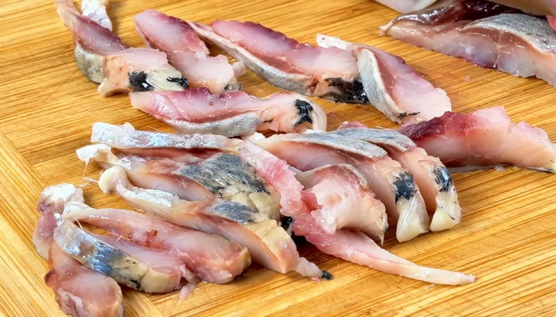 Silkės užtepėlė su korėjietiškomis morkomis ant česnako skrebučių — pikantiška, švelni ir traški