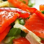 Firminės lašišos salotos Kalėdoms ir Naujiesiems — receptas, kurį visi prašys pakartoti