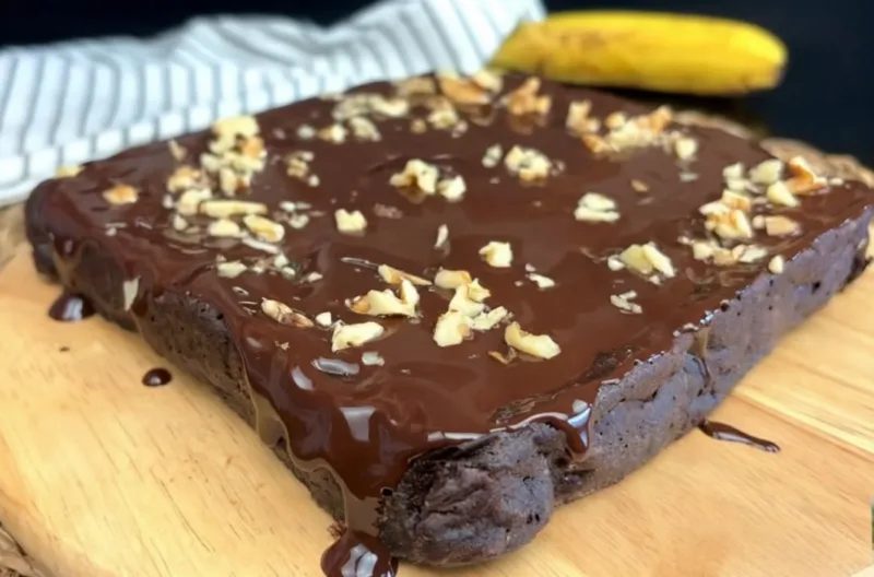 Šokoladinis bananų desertas be cukraus, miltų ir aliejaus su šokoladiniu glajumi