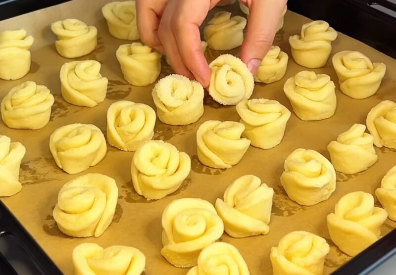 Varškės tešlos „rožytės“ – lengvas aromatingų sausainių receptas prie arbatos