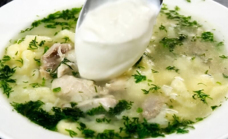 Močiutės vištienos sriuba su koldūnais – šeimos receptas, kurį svečiai mėgsta parsinešti