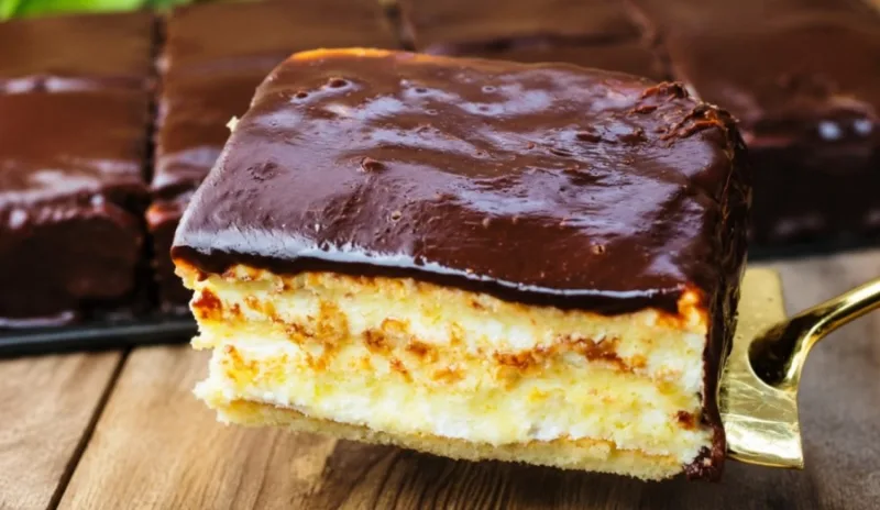 Greitas tortas su užpiltiniu kremu — kepu vieną lakštą ir pjaustau sluoksniais