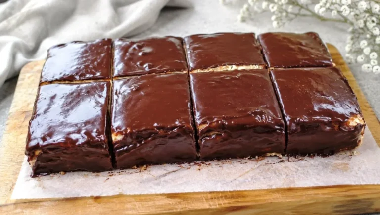 Greitas tortas su užpiltiniu kremu — kepu vieną lakštą ir pjaustau sluoksniais